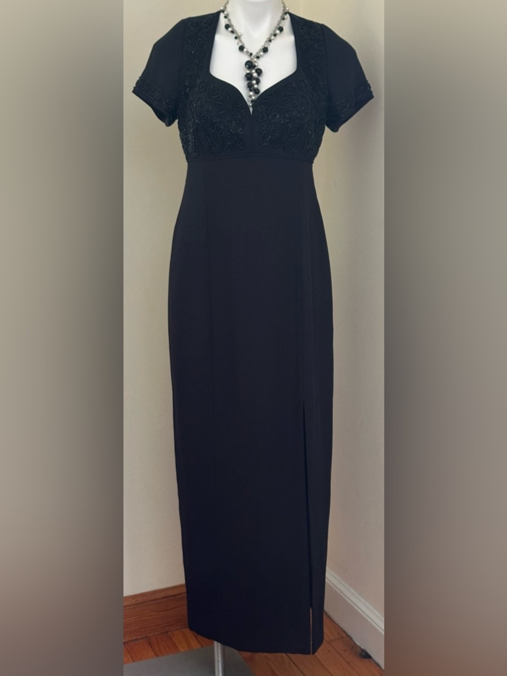 LIZ CLAIBORNE NIGHT Black Beaded Short-Sleeve Heart Shape Evening Gown Sz 12 - Picture 4 of 16